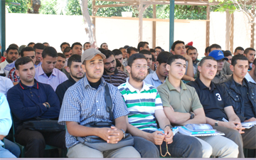 نظمت اللجنة التحضيرية لاحتفالات تخريج الفوج الثالث عشر في الكلية الجامعية للعلوم التطبيقية اللقاء التحضيري الأول لاحتفالات التخرج وذلك بمشاركة المهندس لؤي القريناوي مساعد رئيس قسم القبول والتسجيل ورئيس اللجنة التحضيرية للاحتفالات، السيد كمال بنات رئيس لجنة المواكب، إضافة إلى عدد من أعضاء اللجنة التحضيرية والعشرات من الخريجين.