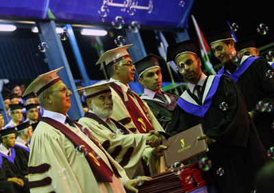 احتفلت الكلية الجامعية للعلوم التطبيقية في ثاني أيام أعراس تخريج الفوج الثالث عشر من طلبتها بتخريج دفعة جديدة من طلبة اختصاصات قسمي المهن الهندسية والعلوم الإدارية والمالية، حيث انطلقت الاحتفالات بحضور ومشاركة معالي النائب جمال ناجي الخضري رئيس مجلس الأمناء، الأستاذ الدكتور رفعت رستم عميد الكلية الجامعية، الدكتور أحمد بحر النائب الثاني لرئيس المجلس التشريعي الفلسطيني، إضافة إلى عدد من أعضاء مجلس الأمناء ونواب العميد ومساعديهم وأعضاء الهيئتين الأكاديمية والإدارية ونخبة من المسئولين في المؤسسات والهيئات الرسمية والأهلية ولفيف من الوجهاء والأعيان والخريجين وذويهم.